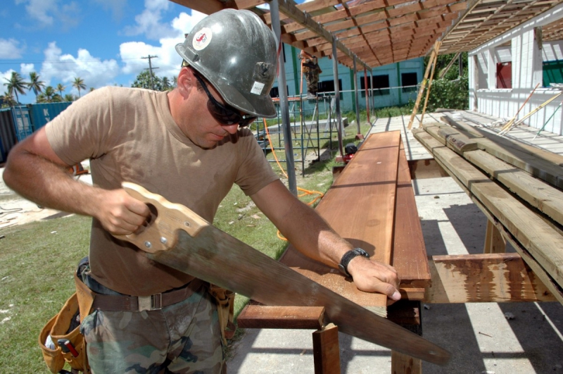 menuisier-LA BOLLENE VESUBIE-min_worker_construction_building_carpenter_male_job_build_helmet-893290